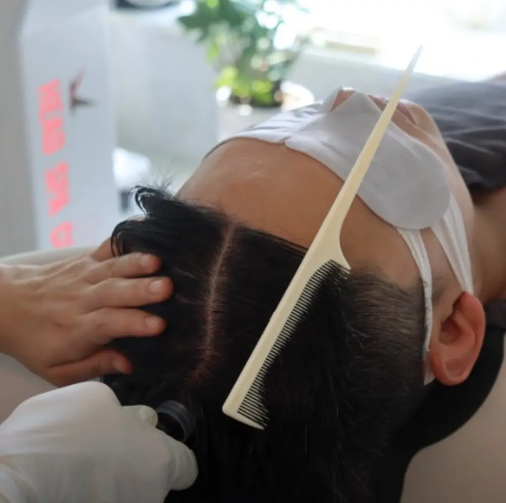빗을 이용한 헤어 토닉 트리트먼트