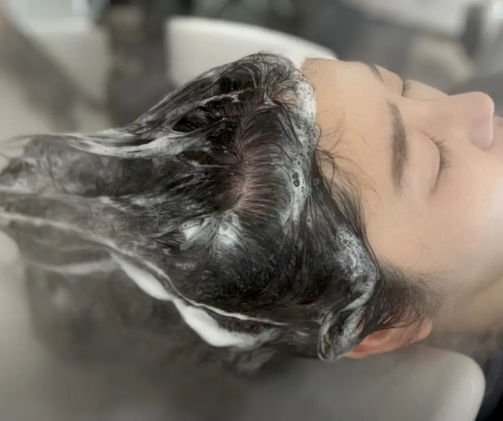 편안한 분위기에서 헤드스파를 받는 모습