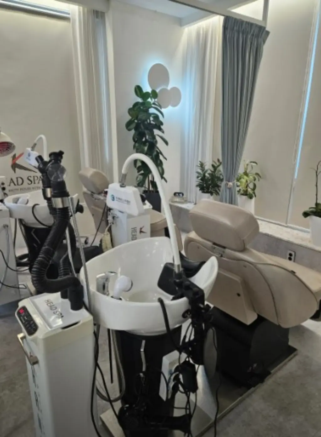 head_spa_chairs_in_salon_setup_18234