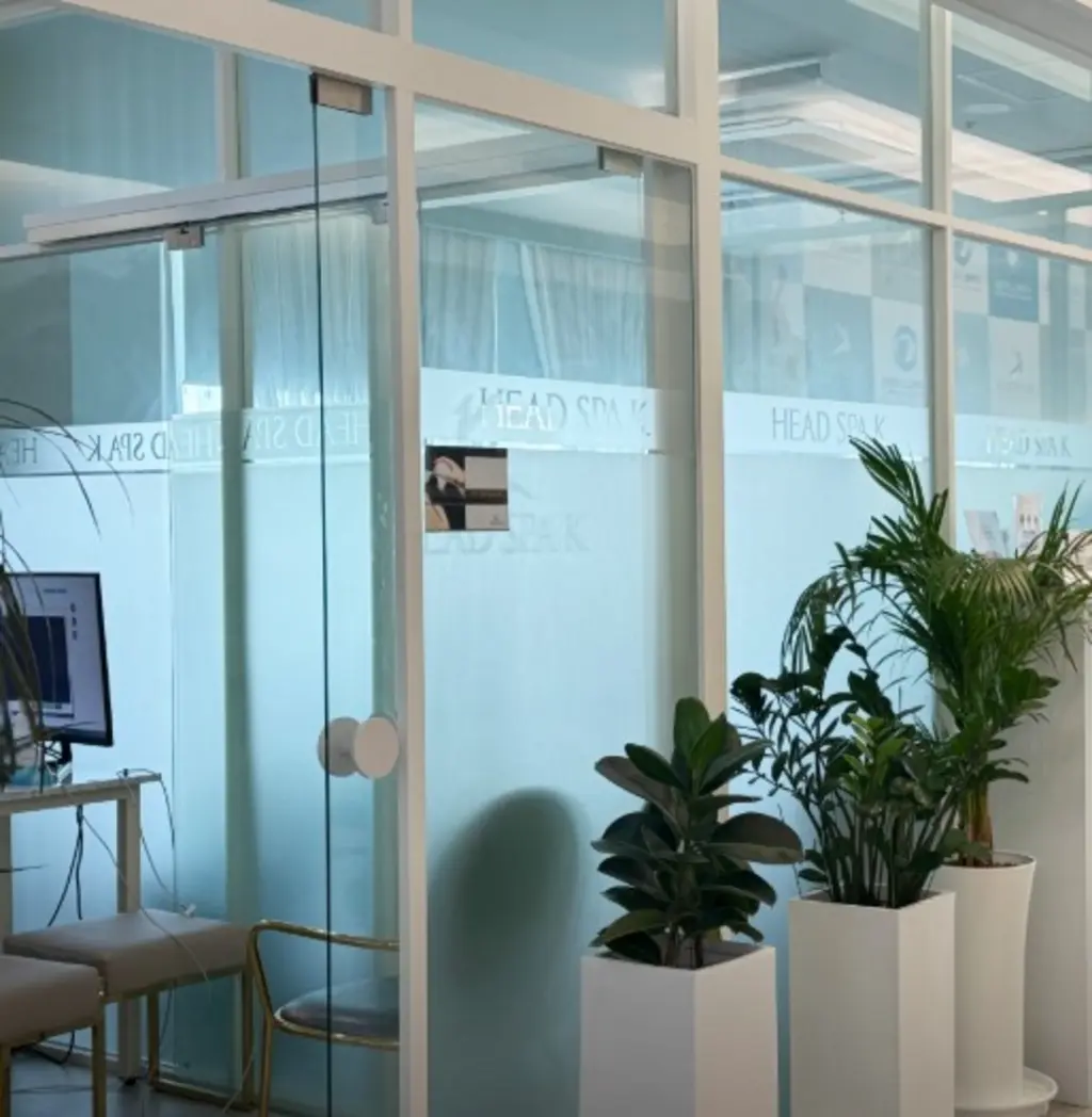 head_spa_interior_with_plants_18523