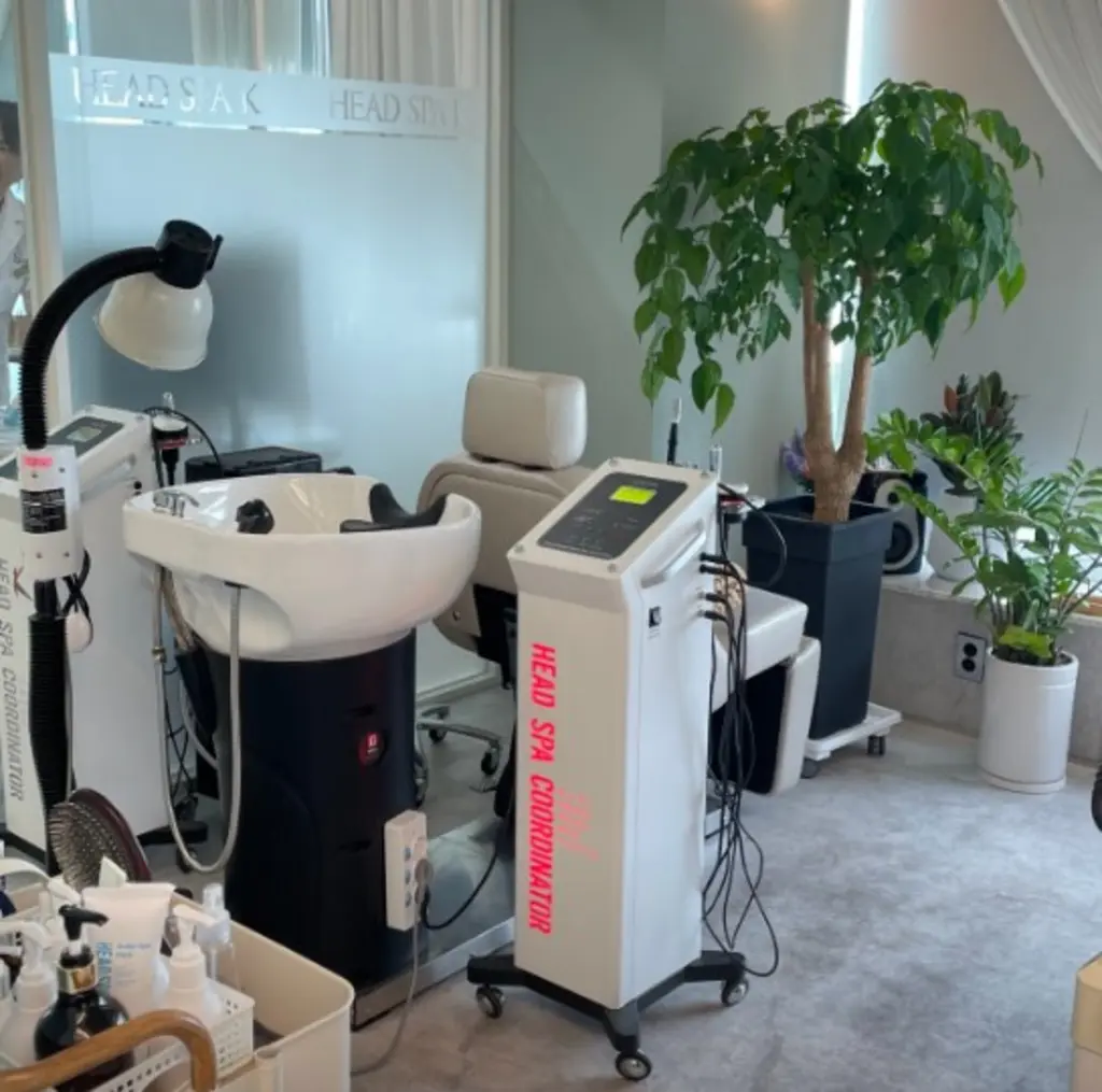 헤드스파K 일산점의 깔끔하고 전문적인 두피관리 센터 전경이에요.
