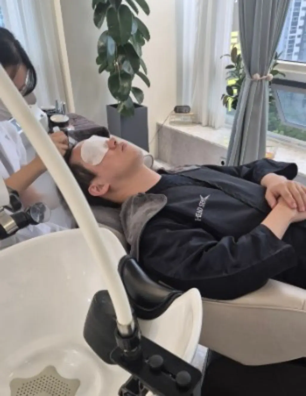 헤드스파 관리를 받는 남성 이미지