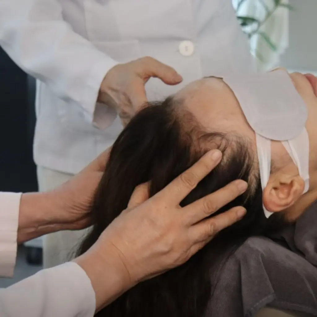 scalp massage therapy woman spa