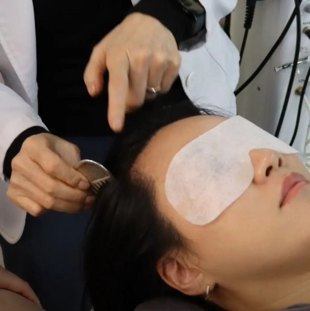scalp_treatment_with_comb_67291.webp